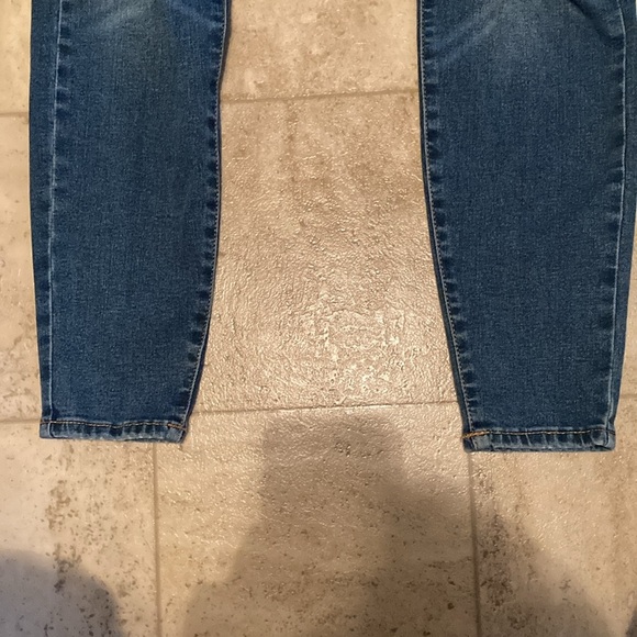 Aeropostale high rise skinny ripped short jeans. - Picture 3 of 8